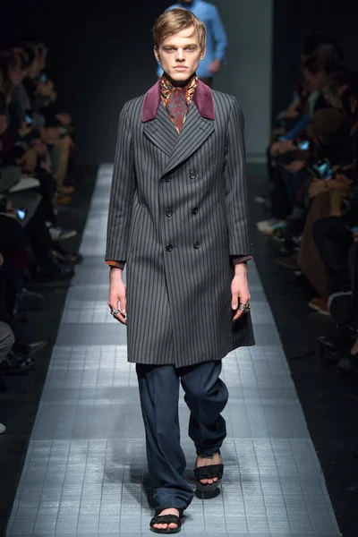 Look 18